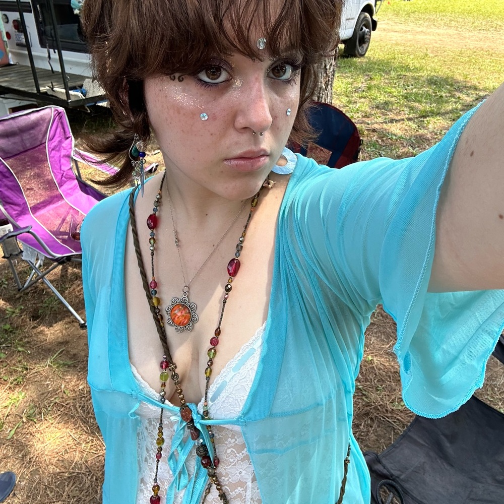 Meet your cool and awesome Posher, Emma! 🌟🌞🔥